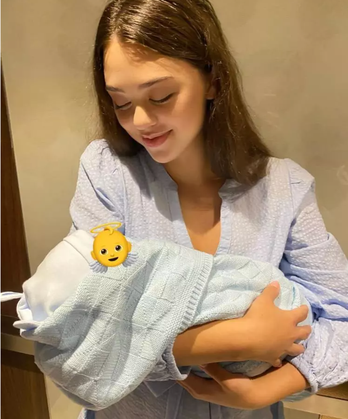 Chẳng cần trang điểm cầu kỳ, diện bộ quần áo giản dị khi ở nhà, Dianka vẫn ghi điểm nhờ thần thái rạng rỡ, tươi tắn.