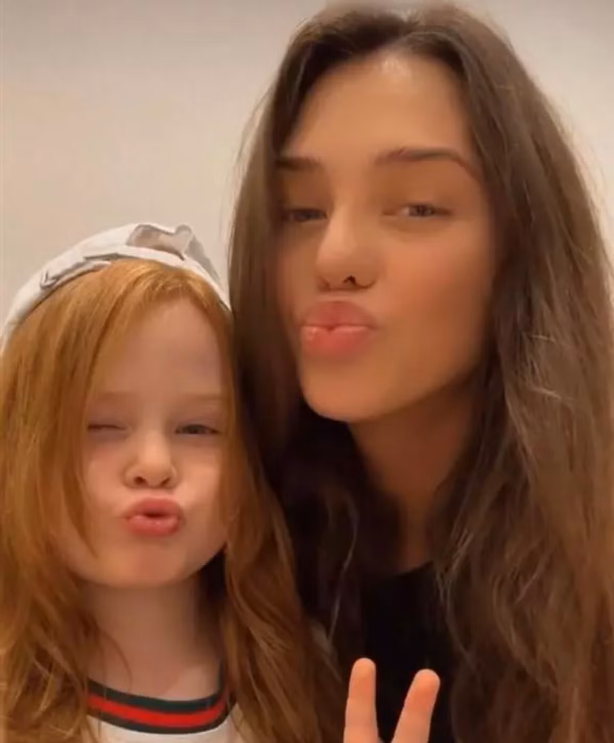 Mặc dù nhan sắc không khác ảnh mạng là bao thế nhưng trang phục xuề xoà của vợ chàng thủ môn lại làm nhiều bà mẹ bỉm sữa đồng cảm.