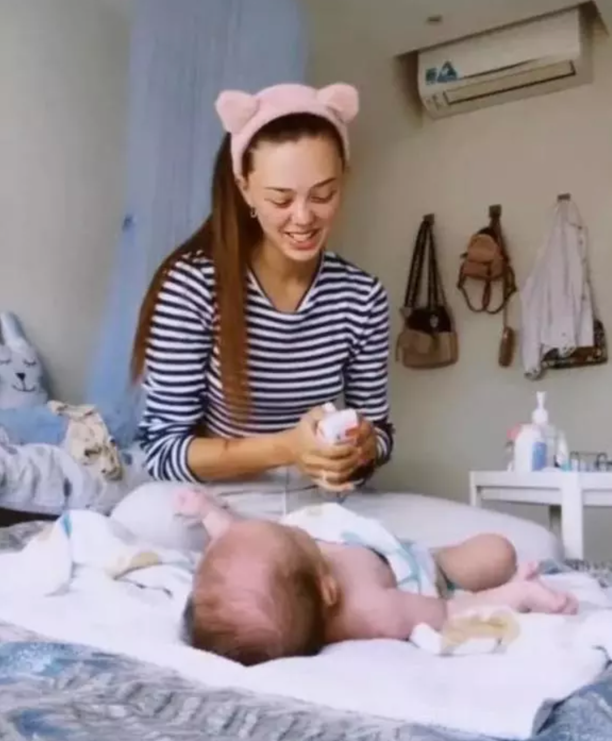 Gây chú ý hơn cả chính là mặt mộc và trang phục ở nhà của người đẹp.