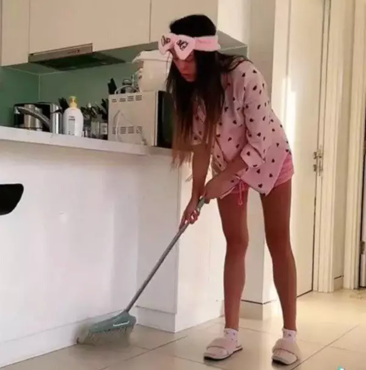 Dưới phần bình luận bài đăng, rất nhiều người vào "thả tim" cho nhan sắc cũng như sự đảm đang của bà mẹ trẻ.