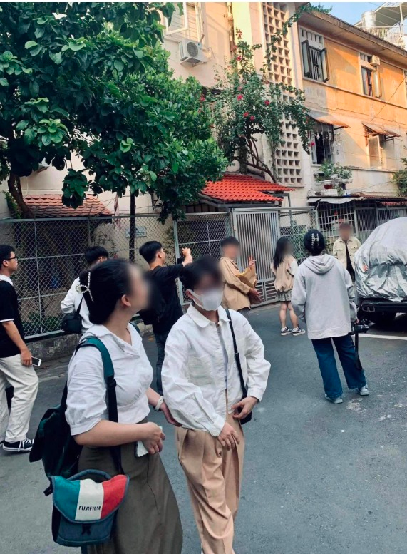 Thời gian đông người nhất thường là sau 15 giờ, có lúc đỉnh điểm xuất hiện cả trăm người, từng nhóm lại thay phiên nhau tạo dáng, chỉnh ảnh. Trong số đó có không ít người hành động vô ý thức, cũng bởi vậy nên cuộc sống của người dân nơi đây bị ảnh hưởng không nhỏ.