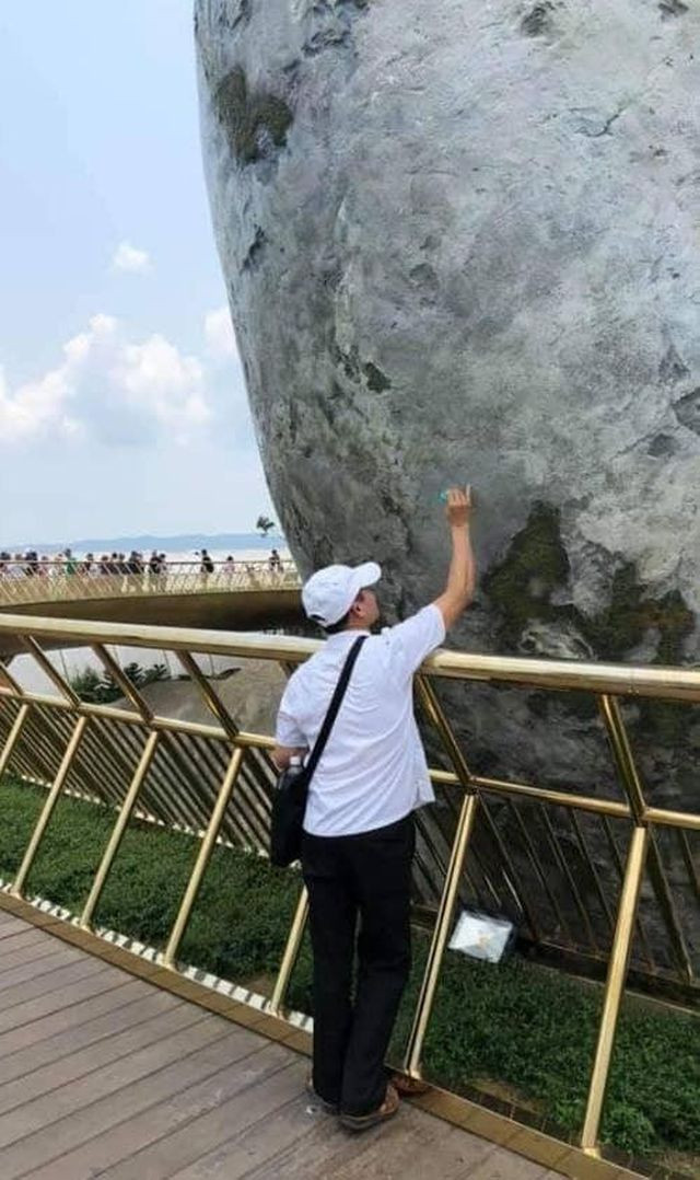 Cư dân mạng từng dậy sóng trước hình ảnh một người đàn ông ngang nhiên cầm bút vẽ bậy lên biểu tượng bàn tay nâng đỡ Cầu Vàng trên đỉnh Bà Nà - Đà Nẵng.