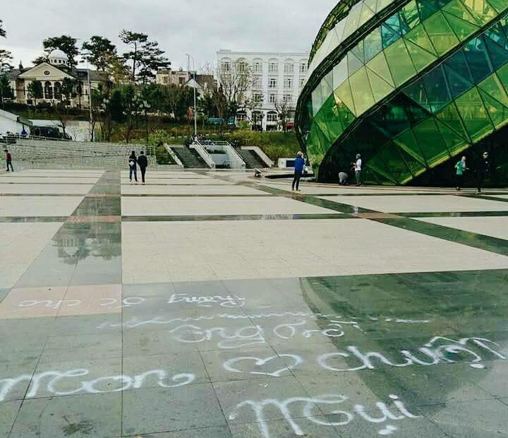 Thậm chí, quảng trường Lâm Viên - nơi được mệnh danh là trái tim của thành phố Đà Lạt - cũng không thoát khỏi sự "sáng tạo không đúng lúc, đúng chỗ" của một bộ phận người có hành động phản cảm, ý thức kém.