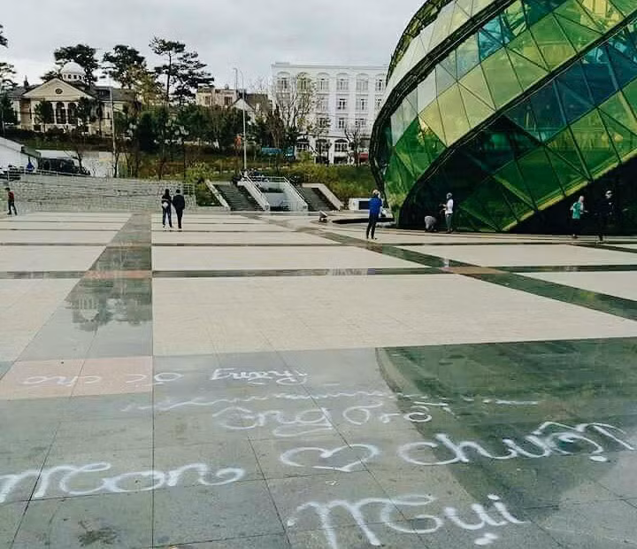 Thậm chí, quảng trường Lâm Viên - nơi được mệnh danh là trái tim của thành phố Đà Lạt - cũng không thoát khỏi sự "sáng tạo không đúng lúc, đúng chỗ" của một bộ phận người có hành động phản cảm, ý thức kém.