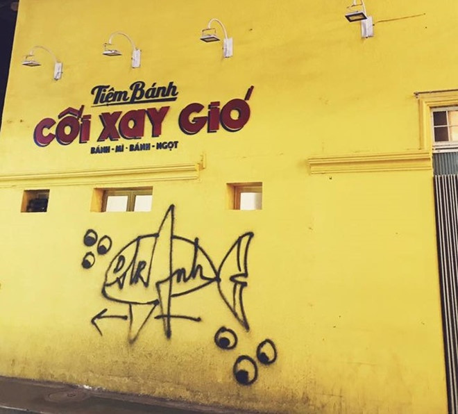 Bức tường vàng tiệm bánh Cối xay gió nổi tiếng tại Đà Lạt từng phải "đau buồn" vì ý thức kém của giới trẻ. Có du khách đã vẽ bậy hình cá khổng lồ khiến nhiều người không khỏi bức xúc. Theo đó, chỉ sau một đêm, địa điểm giới trẻ thường check in khi đến "thành phố ngàn hoa" đã không còn nguyên vẹn.