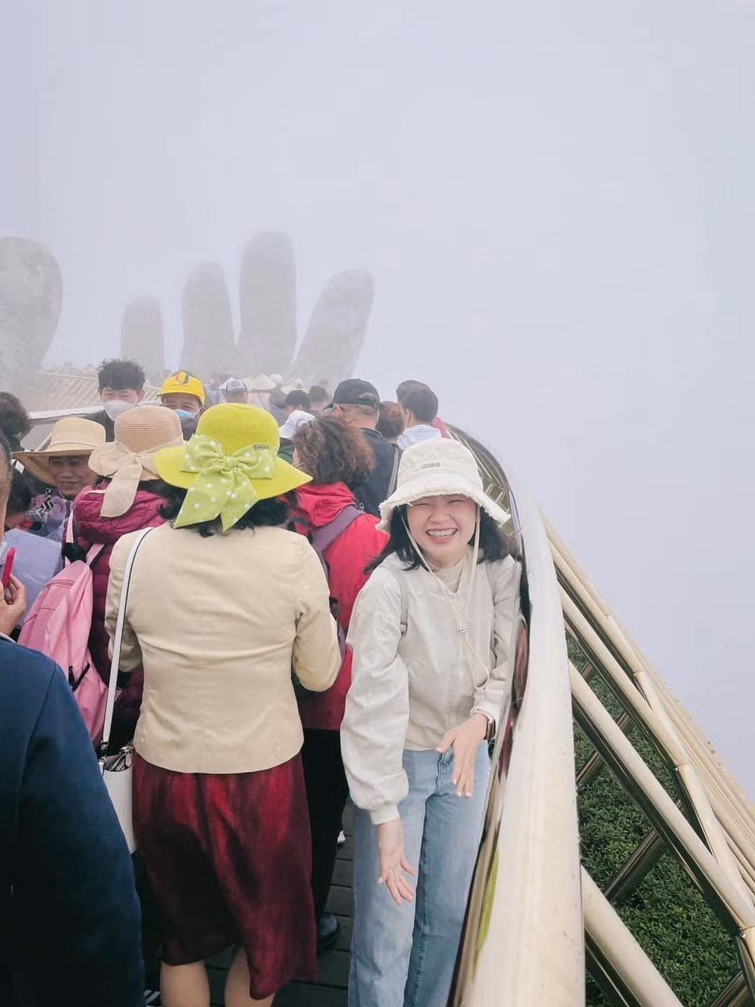 Ngoài ra thời tiết lúc này nhiều mây, âm u nên cảnh tượng ở đây cực thảm họa cho chuyến đi này. Ảnh: Hữu Trung