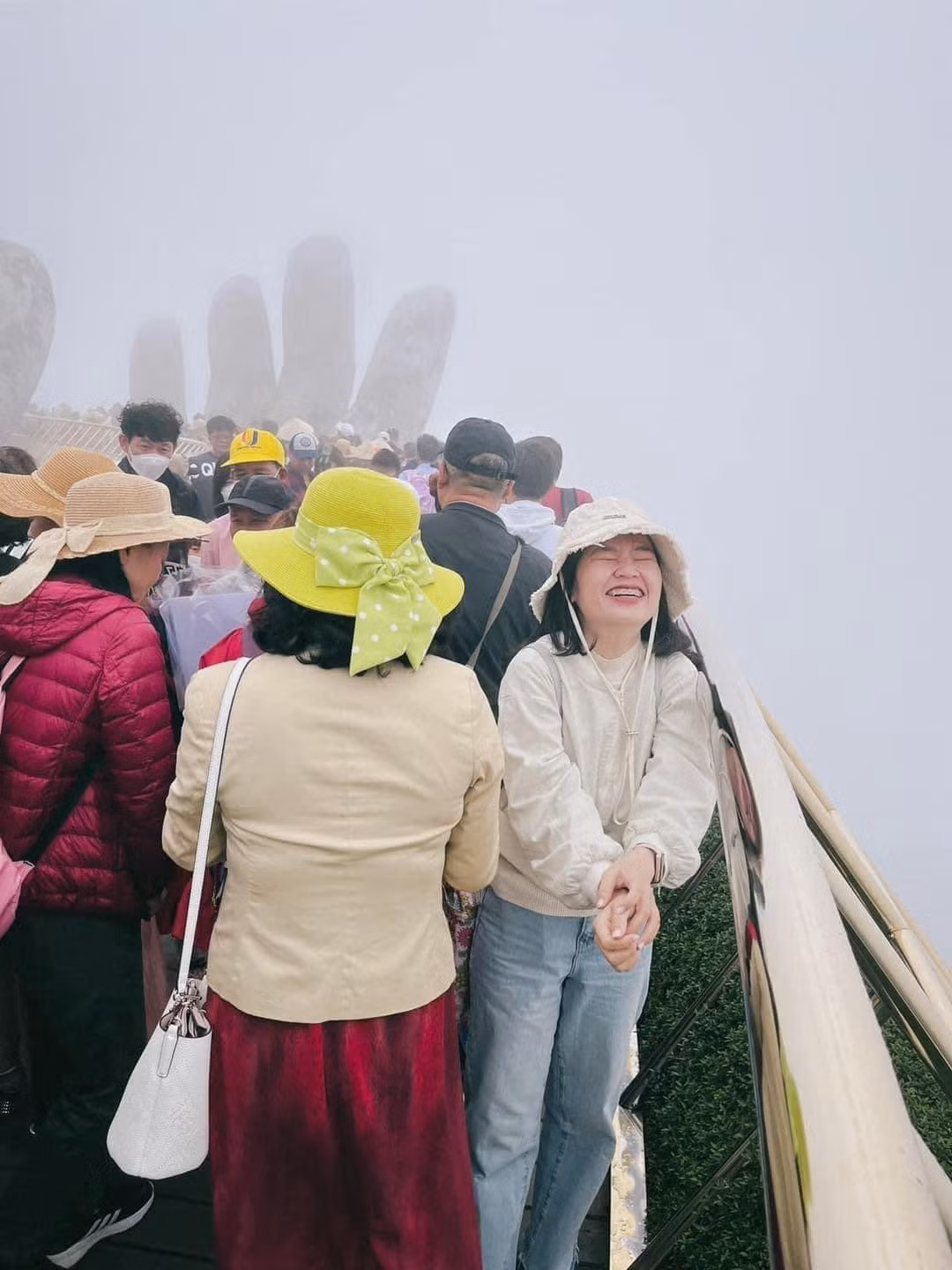 Dù thời tiết, thời điểm không thuận lợi nhưng cô gái vẫn bất chấp chụp vài kiểu ảnh để kỷ niệm cho chuyến du lịch nhớ đời này. Ảnh: Hữu Trung