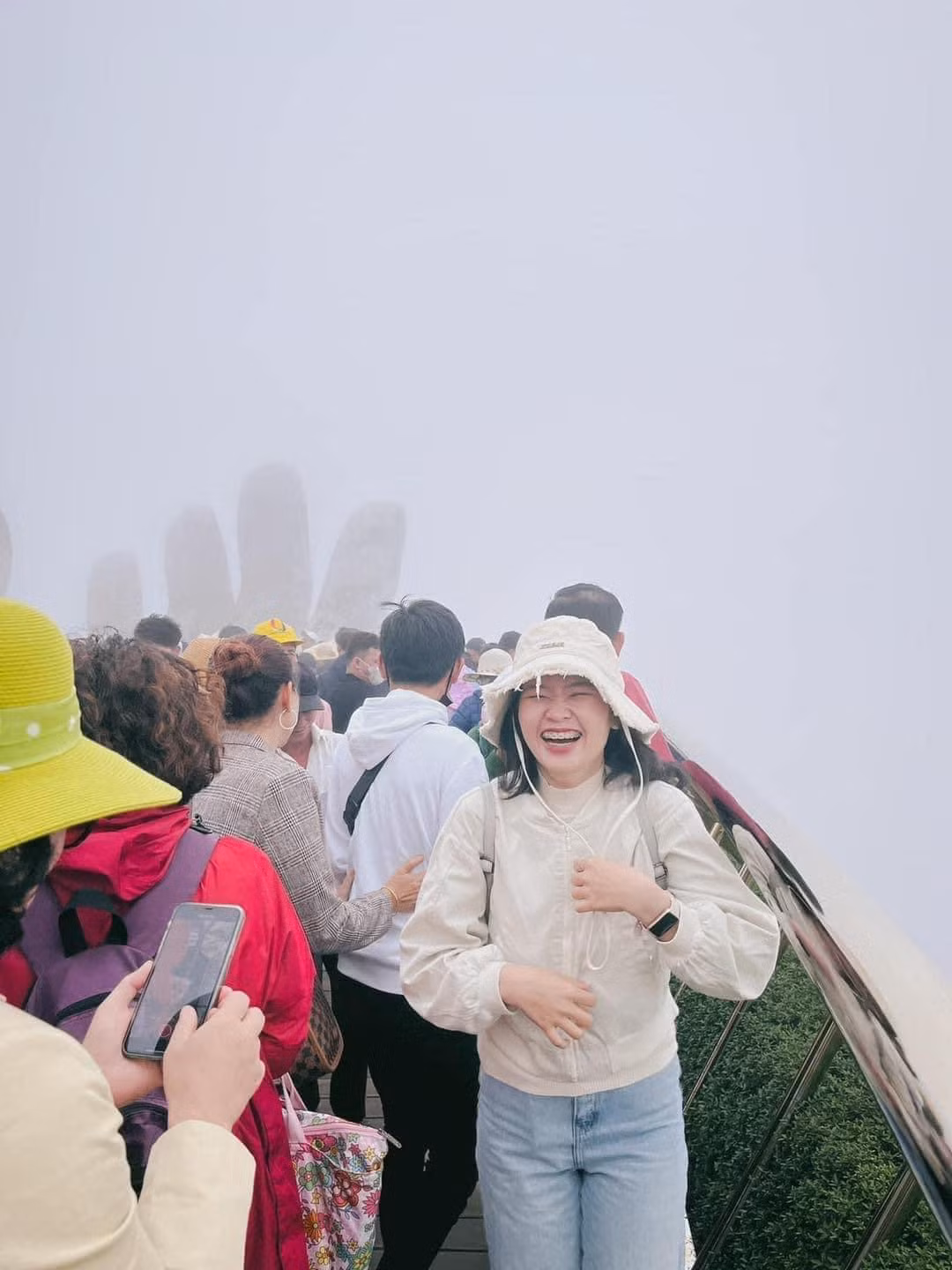 Sau khi đăng tải, loạt hình ảnh nhận về hàng ngàn lượt like và rất nhiều bình luận ngưỡng mộ cô bạn này đã quyết tâm dành tiền du lịch, vẫn cố vui vẻ dù chuyến đi không như mơ. Ảnh: Hữu Trung