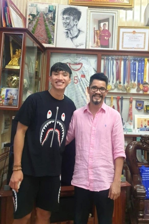 Không những có mẹ “cực phẩm”, bố của bạn gái cầu thủ Văn Hậu cũng khiến netizen quan tâm bởi diện mạo điển trai và phong độ.