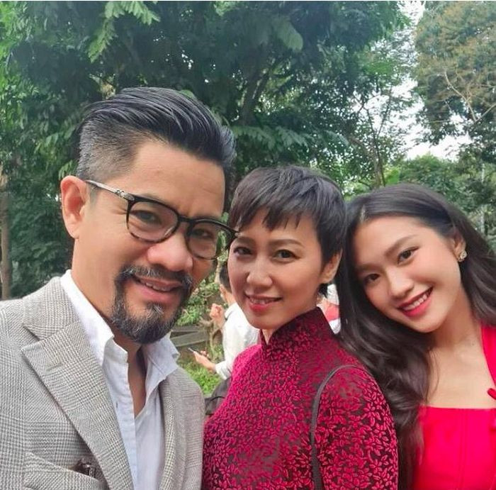 Cô Mai Doan, mẹ Hải My còn chăm chỉ luyện tập thể dục thể thao để nâng cao sức khỏe, đặc biệt là bộ môn yoga bay.