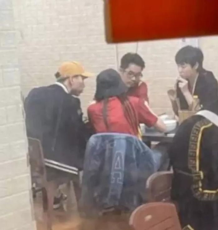 Thời gian qua không khó hiểu khi các trận đấu có "con rể" ra sân, cả gia đình Doãn Hải My đều có mặt để cổ vũ nhiệt tình.