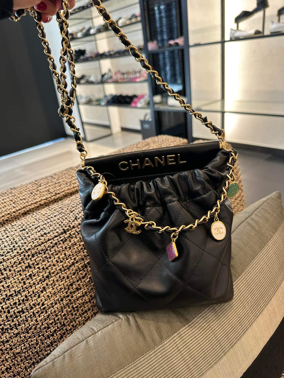 Dân tình không khỏi há hốc mồm khi nhẩm tính giá trị của "núi" quà hàng hiệu mà ông xã Đoàn Di Băng đã dày công chuẩn bị cho vợ.