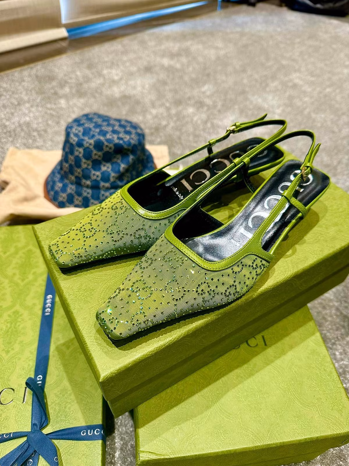 Đôi giày Gucci slingback màu xanh nổi bật được bán ở mức 1.190 USD (hơn 28 triệu đồng).