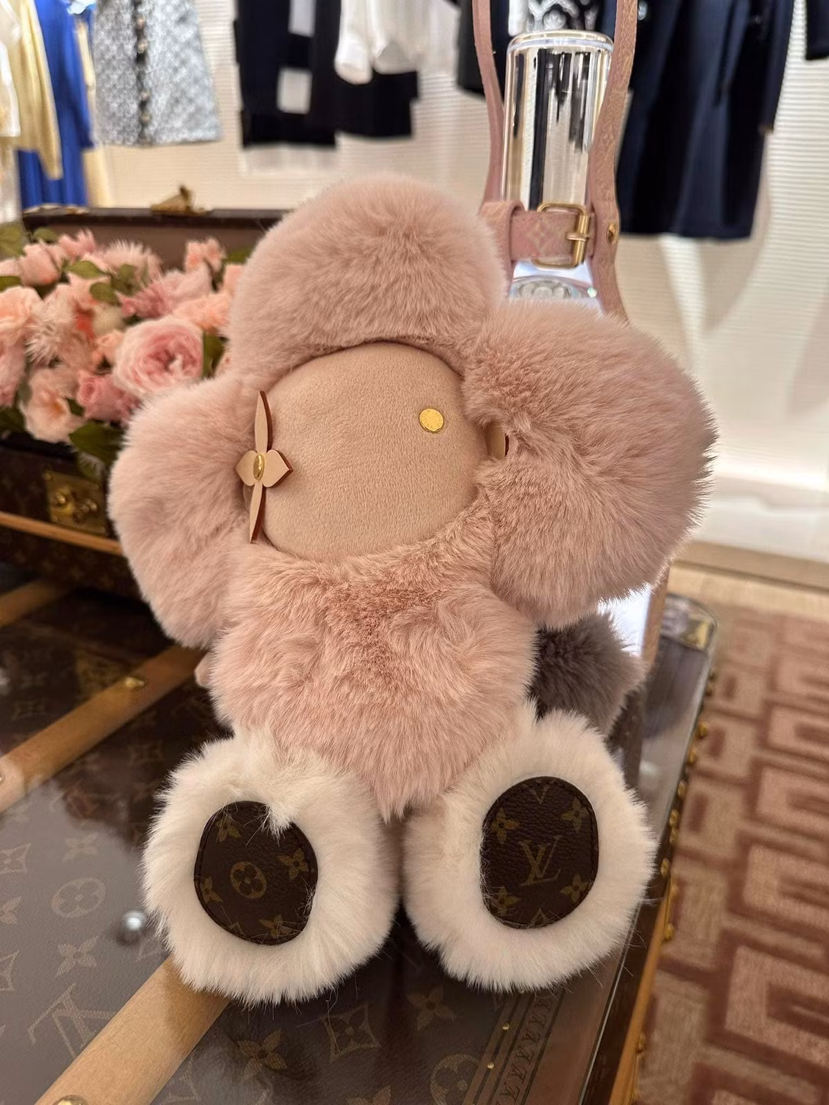 Nguyễn Quốc Vũ còn tặng cô mẫu thú bông Doudou Vivienne của Louis Vuitton, giá 1.370 USD (32,5 triệu đồng).