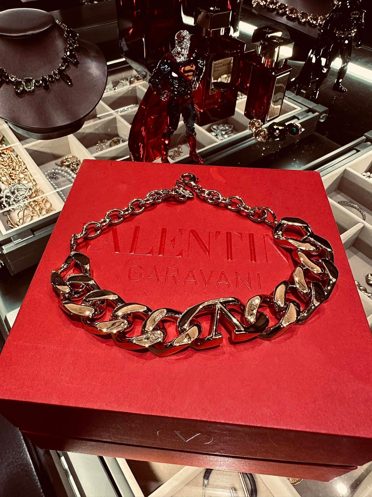 Chiếc vòng cổ Valentino dạng xích bản lớn tiêu tốn của chồng nữ ca sĩ Đoàn Di Băng 1.290 USD (gần 31 triệu đồng).