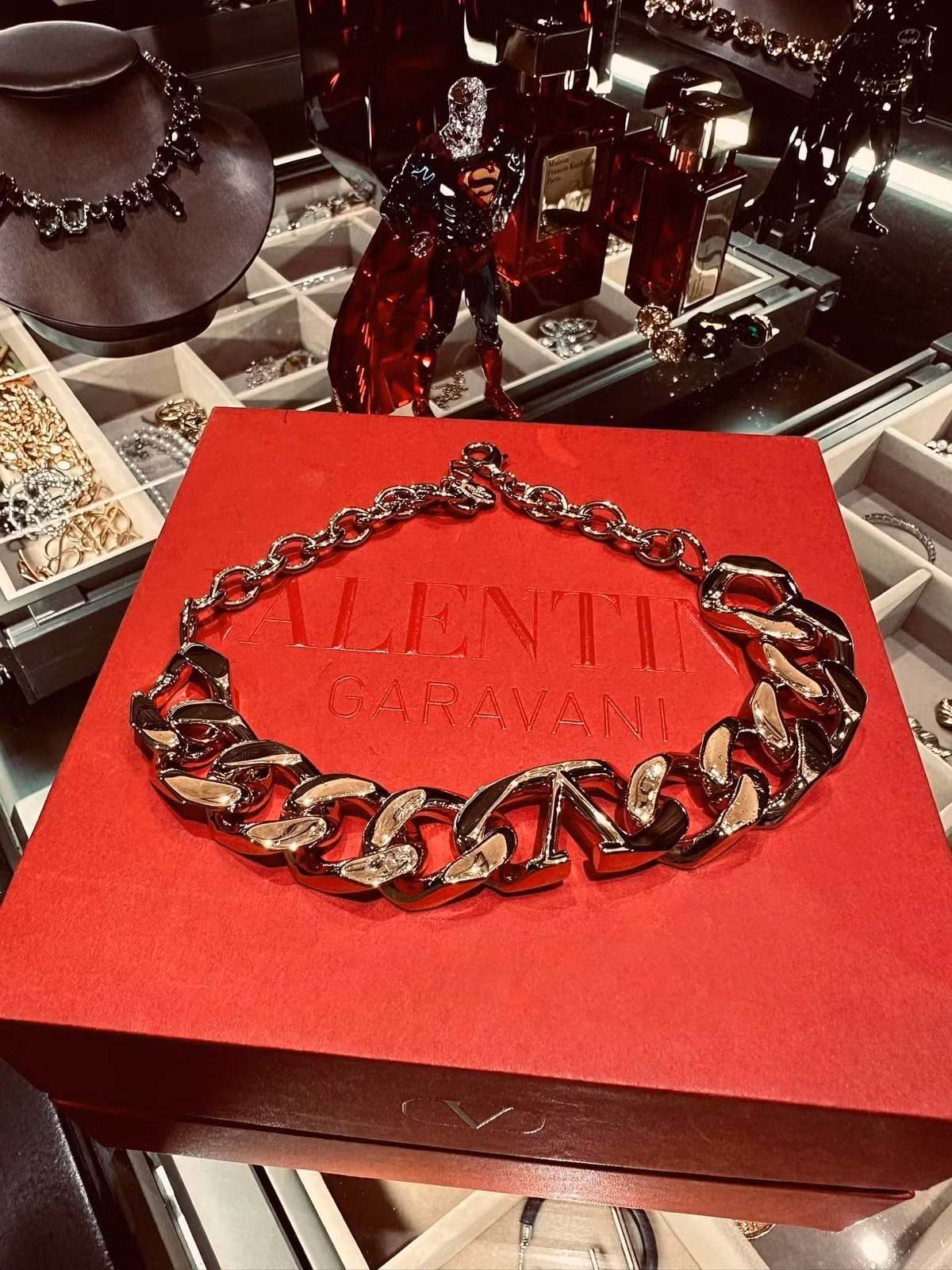 Chiếc vòng cổ Valentino dạng xích bản lớn tiêu tốn của chồng nữ ca sĩ Đoàn Di Băng 1.290 USD (gần 31 triệu đồng).