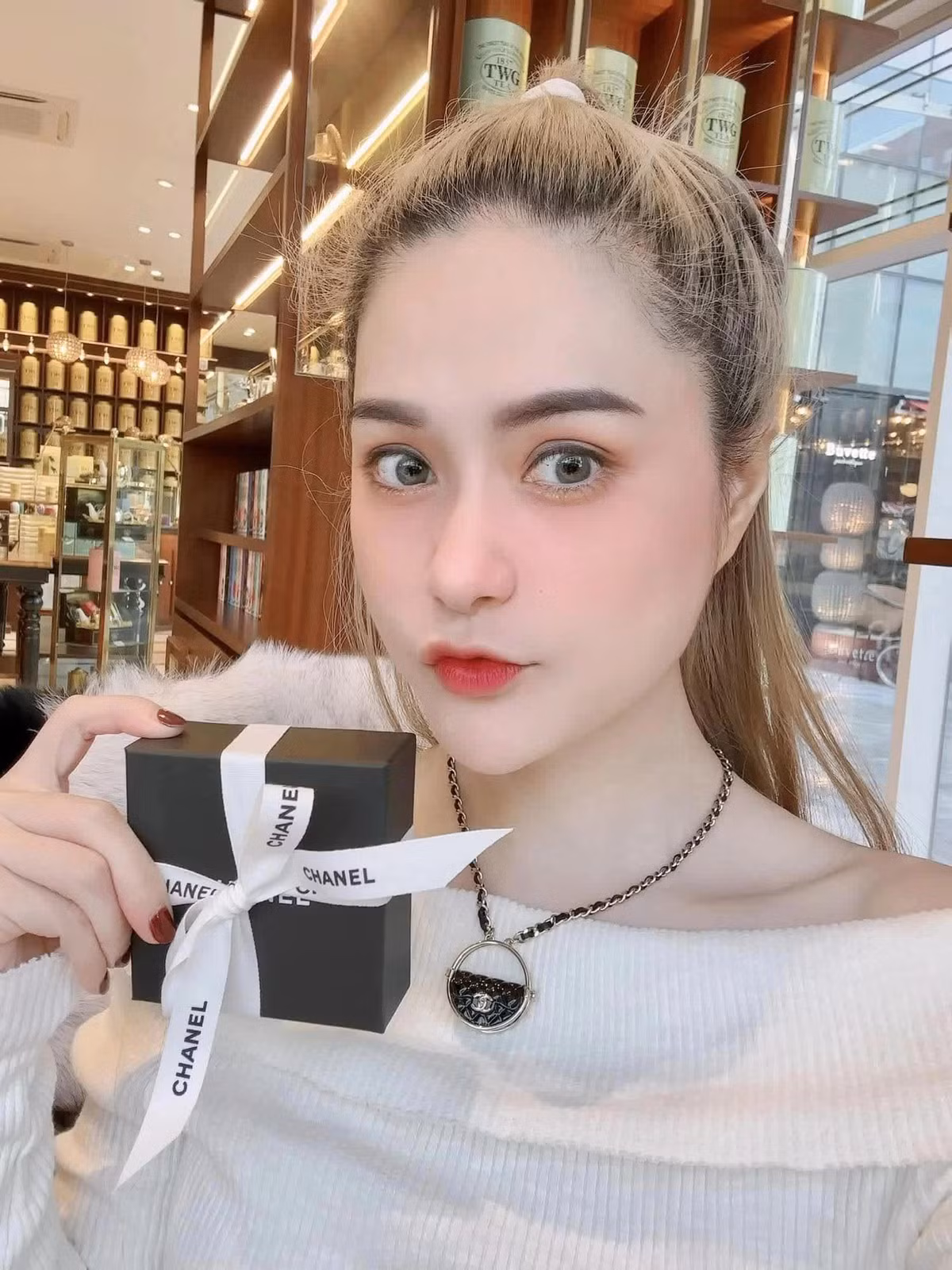 Nhân dịp sinh nhật lần thứ 34 của nữ đại gia, doanh nhân Nguyễn Quốc Vũ chuẩn bị món quà hàng hiệu đa dạng của Hermes, Chanel, Louis Vuitton... để làm vui lòng bà xã.