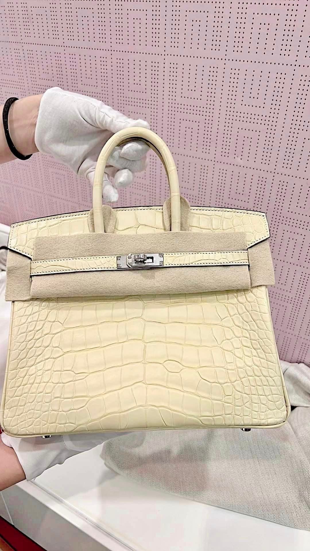 Nổi bật nhất trong loạt quà lần này là tác phẩm Hermes Birkin da cá sấu màu kem sang trọng, trị giá gần 100.000 USD (khoảng 2 tỷ đồng).