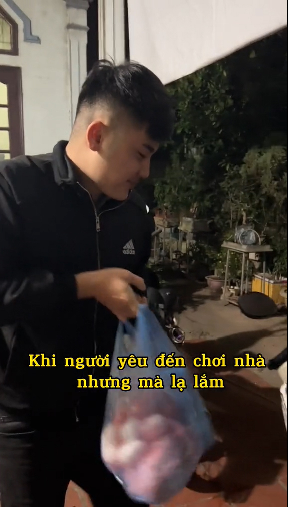 Trước đó, một tài khoản tên L. chia sẻ khoảnh khắc ghi lại hình ảnh bạn trai tới nhà mình ăn cơm. Tuy nhiên, thay vì tay xách nách mang mang đồ đến biếu bố mẹ vợ tương lai, anh chàng đã “tăng xin giảm mua” bằng cách cầm hẳn một túi to đồ ăn từ thịt cá đến rau củ, trứng và đem về.