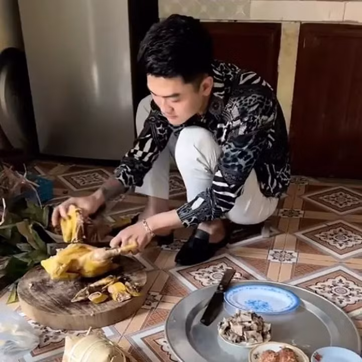 Làm sao có thể thiếu thử thách chặt gà huyền thoại mỗi dịp ra mắt gia đình bạn gái.