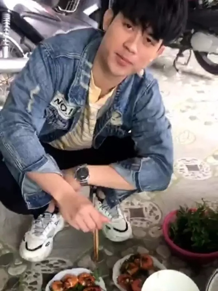 Hình ảnh một chàng trai lỡ miệng khoe cháu nấu ăn giỏi lắm và cái kết được mẹ vợ tương lai thử tài bếp núc.