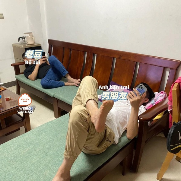 Không những không ngại ngần nằm trên ghế sofa, anh còn cùng bố và em trai người yêu nằm lướt điện thoại đến là thảnh thơi.