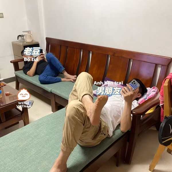 Không những không ngại ngần nằm trên ghế sofa, anh còn cùng bố và em trai người yêu nằm lướt điện thoại đến là thảnh thơi.