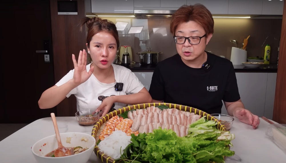 Trước Quỳnh Trần JP, Bà Nhân Vlog có cuộc trùng tu nhan sắc lớn hơn ngay tại Việt Nam.