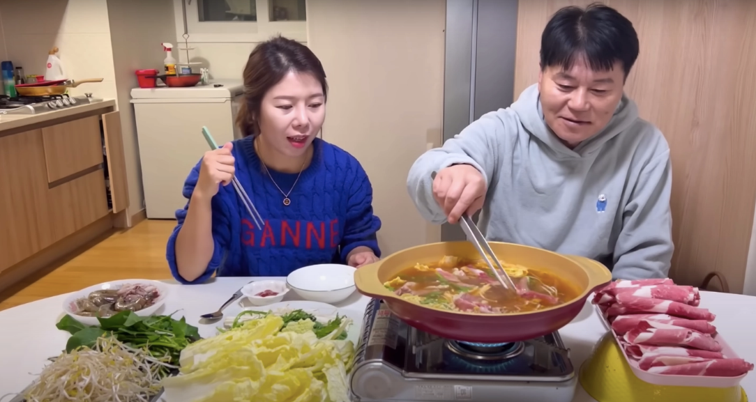 Chị Ngoan - chủ sở hữu kênh YouTube Heesun Family Cuộc Sống Hàn Quốc với hơn 200 nghìn lượt theo dõi thu hút nhiều người xem với nội dung khá gần gũi, luôn mang không khí vui vẻ kèm với lối chia sẻ gần gũi của mình.