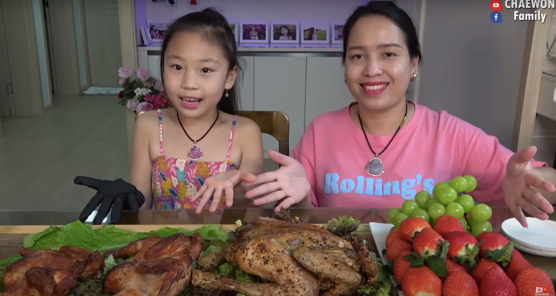 Nữ Youtuber Phạm Kim Chi, chủ sở hữu kênh CHAEWON Family Cuộc Sống Hàn Quốc được đông đảo người xem vì sự xuất hiện thường xuyên của bé By - cô con gái đáng yêu, hết mực xinh xắn trải nghiệm ăn uống cùng mẹ.