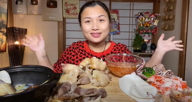 Quỳnh Trần JP là Youtuber nổi tiếng với khán giả Việt, nhất là những người mê xem các video ẩm thực, mukbang…Cô chiếm trọn trái tim cộng đồng mạng nhờ lối nói chuyện duyên dáng, hài hước cộng vẻ ngoài giản dị, gần gũi.