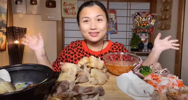 Quỳnh Trần JP là Youtuber nổi tiếng với khán giả Việt, nhất là những người mê xem các video ẩm thực, mukbang…Cô chiếm trọn trái tim cộng đồng mạng nhờ lối nói chuyện duyên dáng, hài hước cộng vẻ ngoài giản dị, gần gũi.