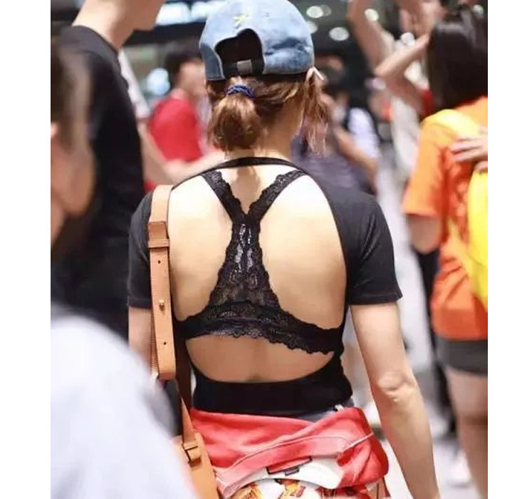 Mặc gì sân bay hiện tại cũng đang được nhiều người quan tâm nhờ xu hướng du lịch hậu COVID-19. Cũng chính từ đó nhiều tình huống thời trang phản cảm diễn ra khiến nhiều người cảm thấy vô cùng "chướng mắt".