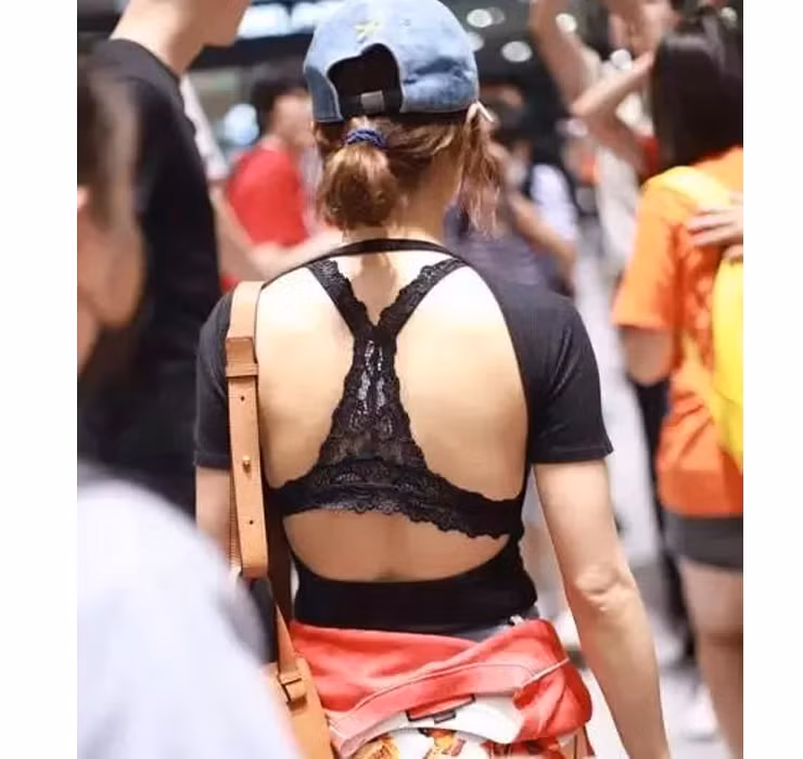 Mặc gì sân bay hiện tại cũng đang được nhiều người quan tâm nhờ xu hướng du lịch hậu COVID-19. Cũng chính từ đó nhiều tình huống thời trang phản cảm diễn ra khiến nhiều người cảm thấy vô cùng "chướng mắt".