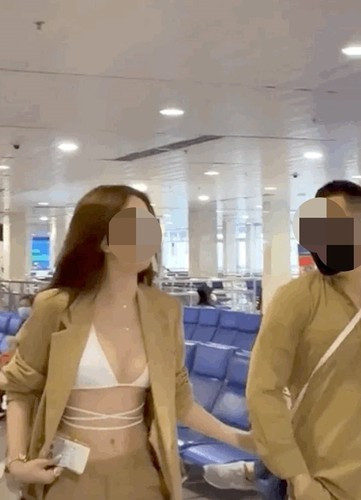 "Nữ hoàng nội y" Việt Nam Ngọc Trinh từng bị réo tên vì lối ăn mặc hở bạo ở sân bay.