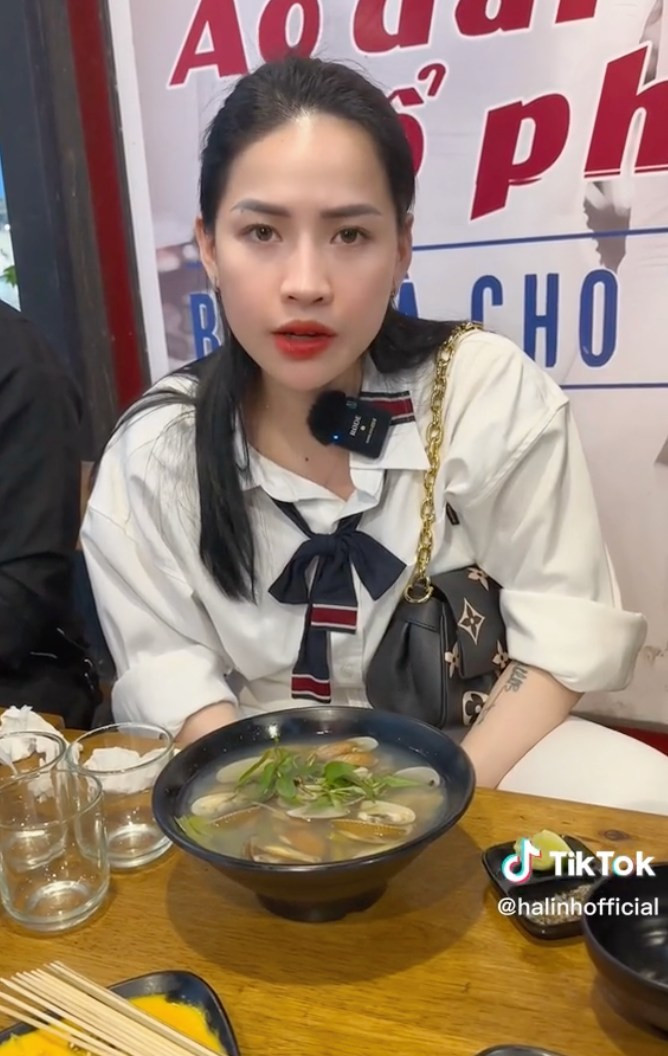 Qua đoạn clip, nhiều người cũng dành lời khen ngợi cho Hà Linh. Dù bản thân đã có một trải nghiệm tồi tệ, thế nhưng nữ TikToker vẫn cố gắng không nhắc đến tên quán mà chỉ nhắc nhở nhân viên thay đổi.