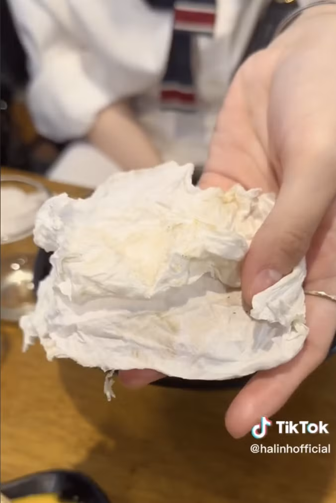 "Hiện tại chúng tôi cho đóng quán, một phần nằm trong kế hoạch chỉnh trang trước đó, thứ hai là để có thời gian khắc phục toàn bộ vật dụng trong quán. Những chén đũa bẩn được phản ánh chúng tôi sẽ cho thay mới. Đồng thời sẽ dành một tuần để đào tạo lại cách phục vụ của các bạn nhân viên", chủ quán ốc chia sẻ.