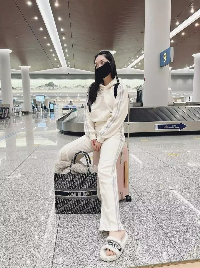 Dễ thấy sự khác biệt trong cách sử dụng túi hiệu giữa Đoàn Di Băng và nhiều sao Việt khác. Và đây cũng không phải lần đầu tiên nữ đại gia gây chú ý với cách sử dụng đồ hiệu của mình.