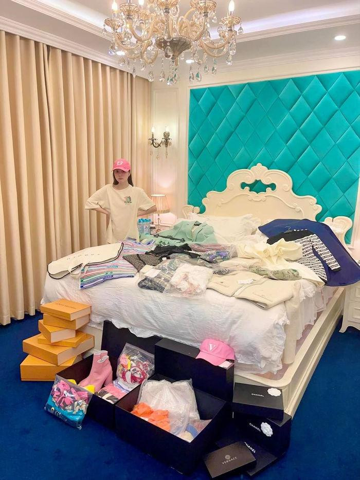 Trên trang cá nhân của mình, cô nàng liên tục cập nhật hình ảnh về cuộc sống giới thượng lưu làm CDM vừa ghen tị, vừa ngưỡng mộ. Ảnh: FBNV