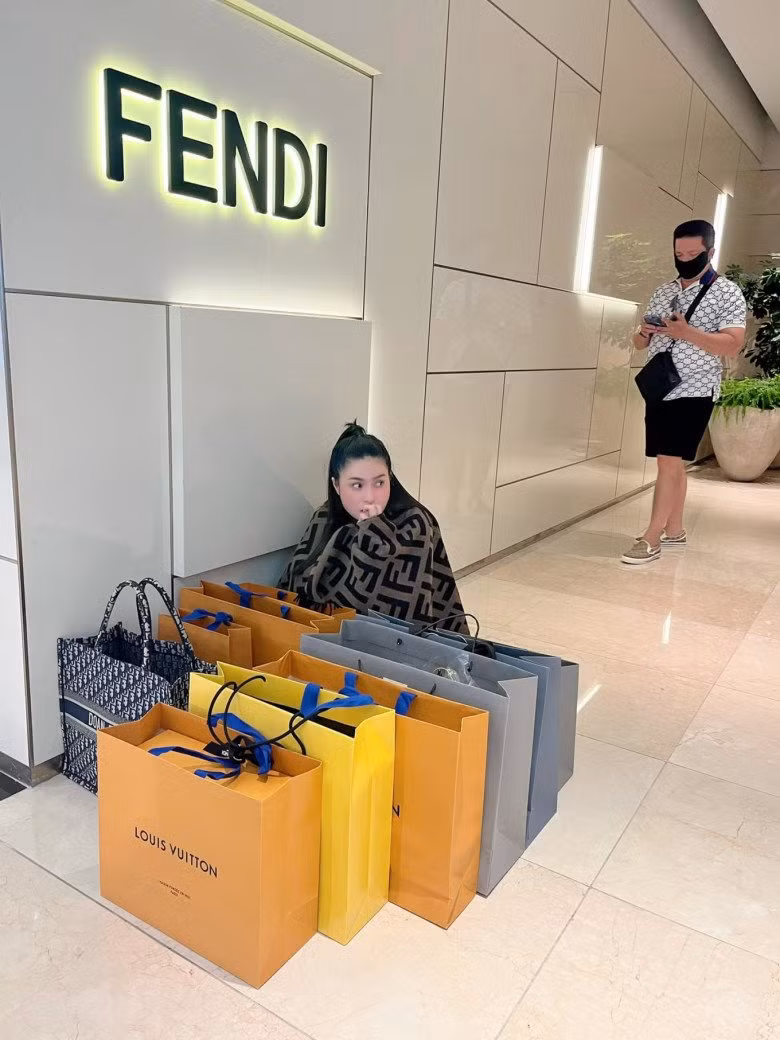 BST túi hiệu của Đoàn Di Băng quả thực nhiều không kể xiết. Cứ dăm bữa nửa tháng, người ta lại thấy cô lên mạng khoe 1 mẫu túi xách giá từ vài chục cho tới vài trăm triệu.