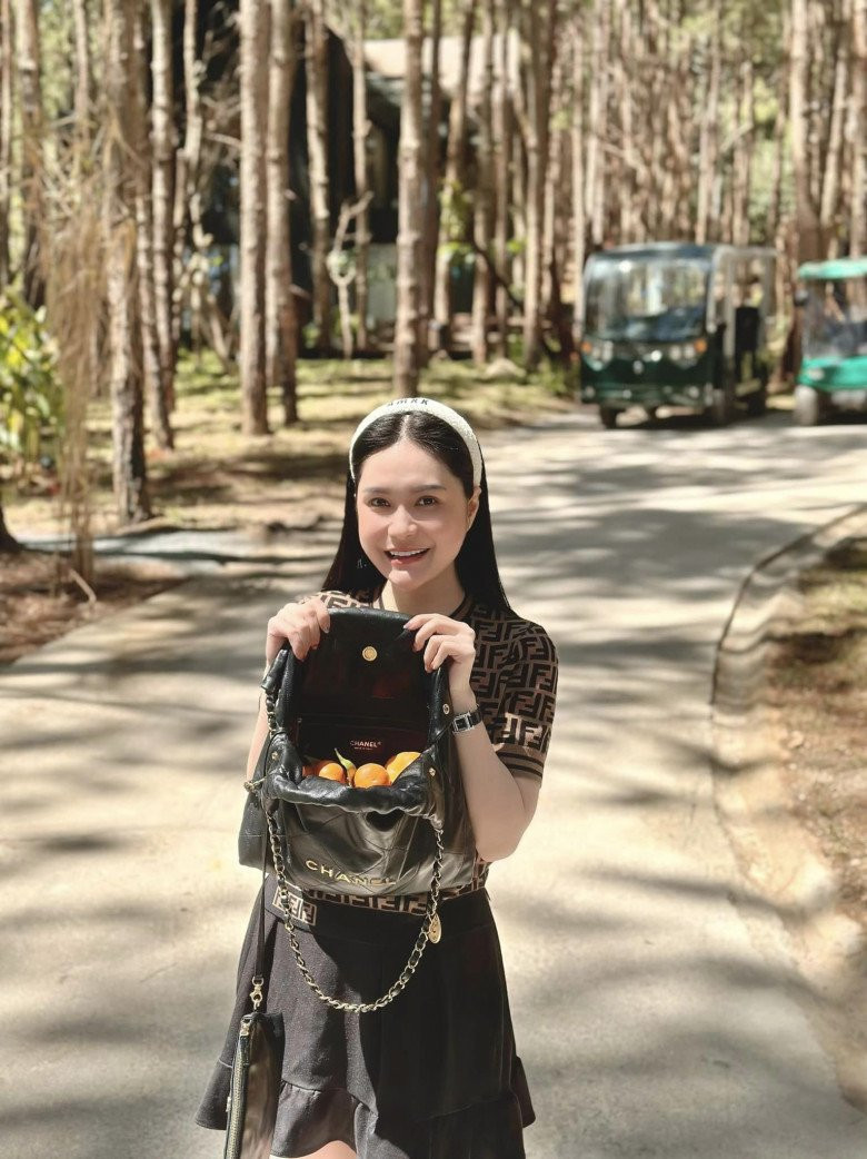 Trong khi nhiều mỹ nhân thể hiện sự yêu thích, nâng niu và trưng dụng chiếc túi trị giá gần 150 triệu đồng này thì nữ đại gia Di Băng dùng để đựng trái cây đến căng cả túi.