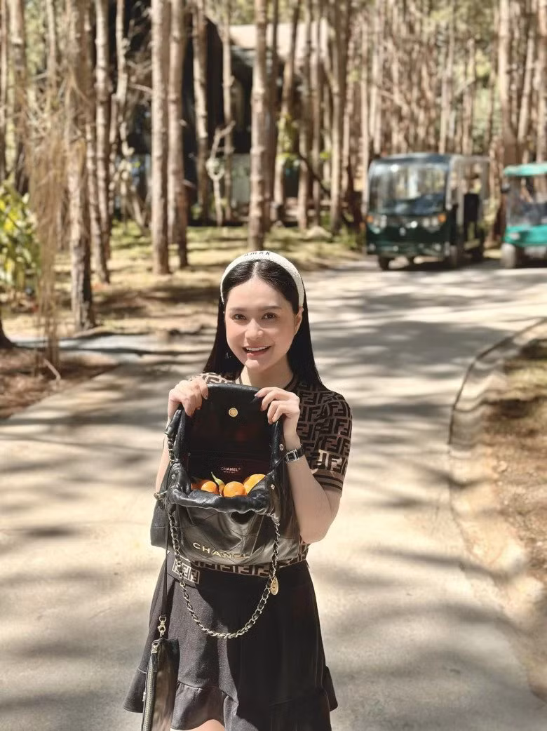 Trong khi nhiều mỹ nhân thể hiện sự yêu thích, nâng niu và trưng dụng chiếc túi trị giá gần 150 triệu đồng này thì nữ đại gia Di Băng dùng để đựng trái cây đến căng cả túi.