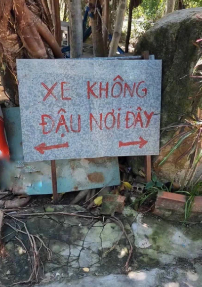 Quán ăn không quá sang trọng thế nhưng không gian ấy chính là những thông báo, quy định được treo dán khắp nơi.
