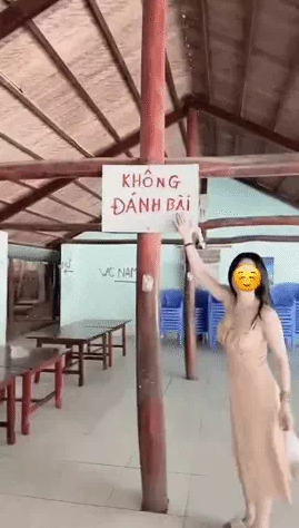 Trong đoạn clip, cô gái bất ngờ vì quán ăn này mặc dù ở dọc đường nhưng được treo rất nhiều biển thông báo, trên đó là quy định dành cho khách hàng.
