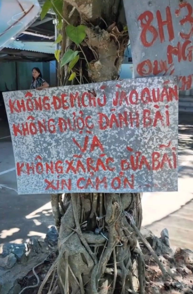 Từ gốc cây ngoài sân cho đến cột nhà hay trước cửa nhà vệ sinh,...đều được treo đầy các biển quy định của quán.