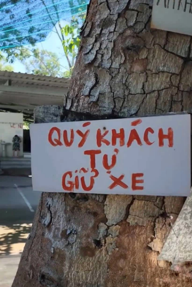 Vô vàn những lời nhắn, dặn dò đầy thú vị được treo từ ngoài vào trong quán ăn như: Xe không đậu nơi đây, quý khách tự giữ xe, yêu cầu quý khách không được tự ý quây bàn và đổi bàn,...