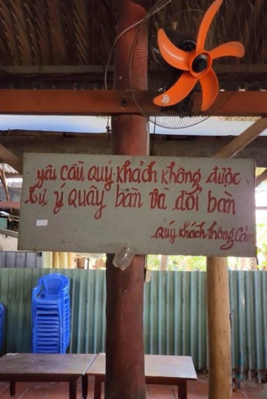 Dường như mỗi lời thông báo là một kinh nghiệm, được chủ quán đúc kết ra qua trải nghiệm thực tế của mình.