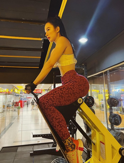 Nữ diễn viên sinh năm 1995 khoe khéo chiếc eo nhỏ nhắn và săn chắc với nhiều trang phục tập gym táo bạo.