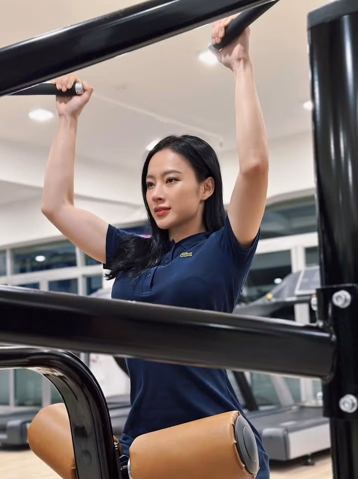 Mới đây "hot girl phòng gym" này gây chú ý khi chia sẻ khoảnh khắc khoe sắc vóc ở phòng tập trong chiếc váy thể thao ngắn cũn.