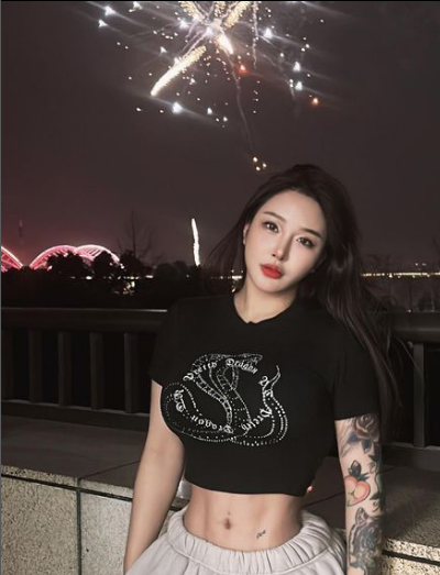 Nhưng việc tập luyện thể thao đã kéo cô lại. Song Yu Xin tích cóp toàn bộ số tiền mình có để sang Ấn Độ học yoga.